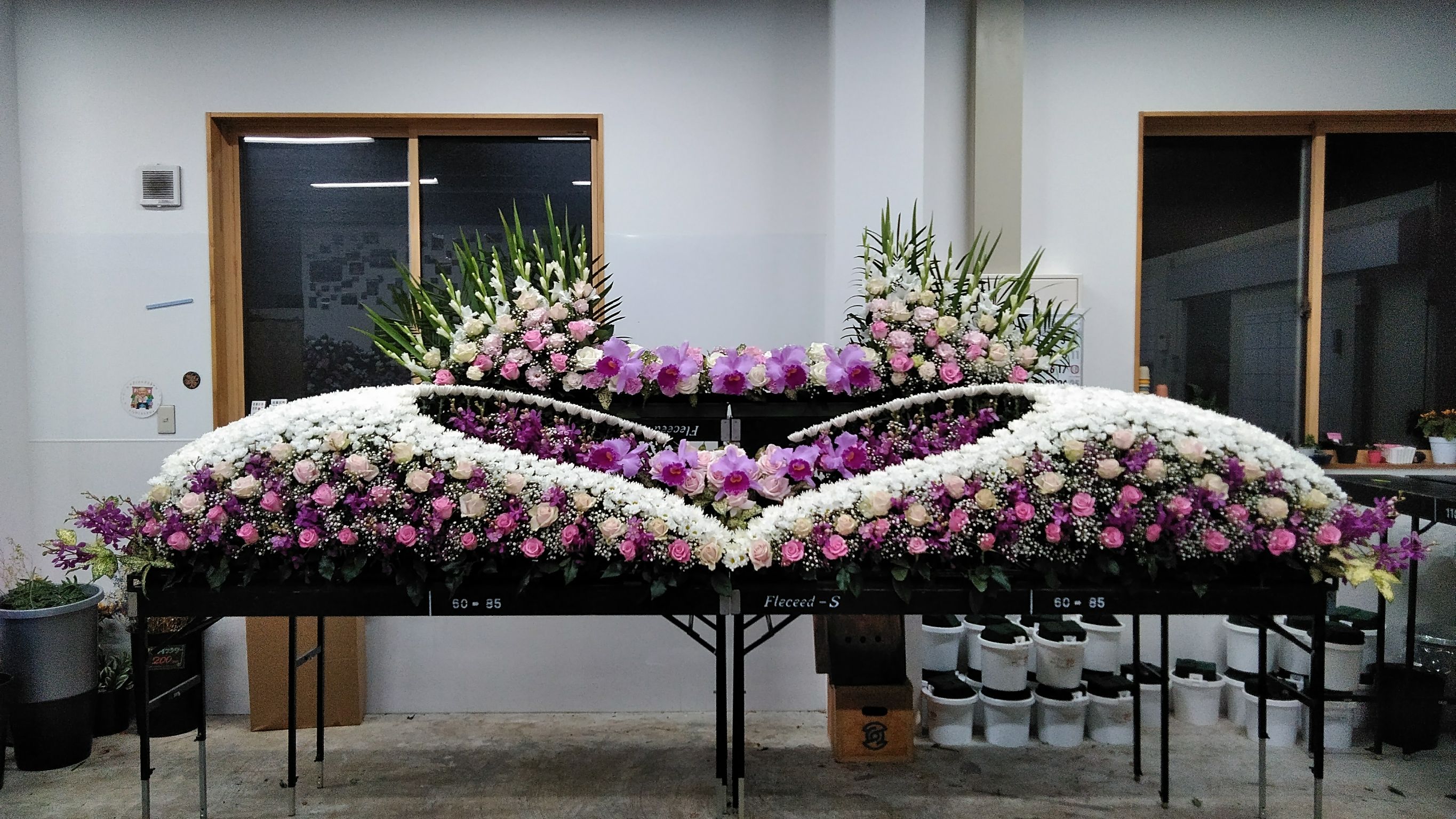生花祭壇 たくさんのバラでお別れを 生花祭壇のフレシード信州